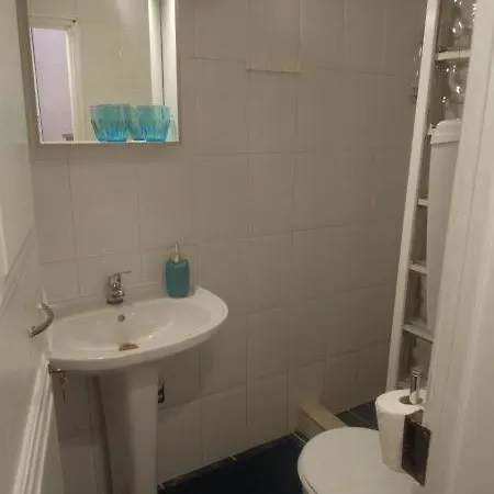 Center - With 3 Private-rooms Lizbona